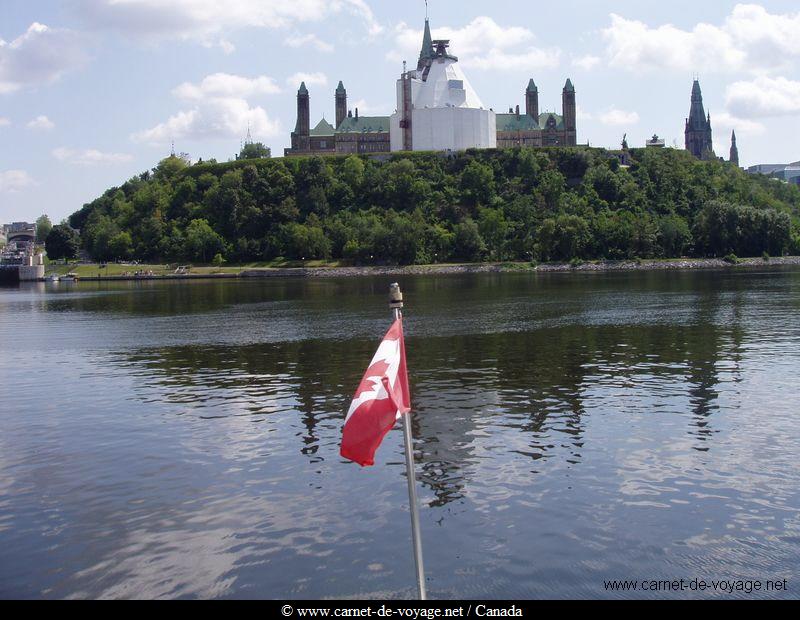 ottawa La colline du Parlement vue de la rivière